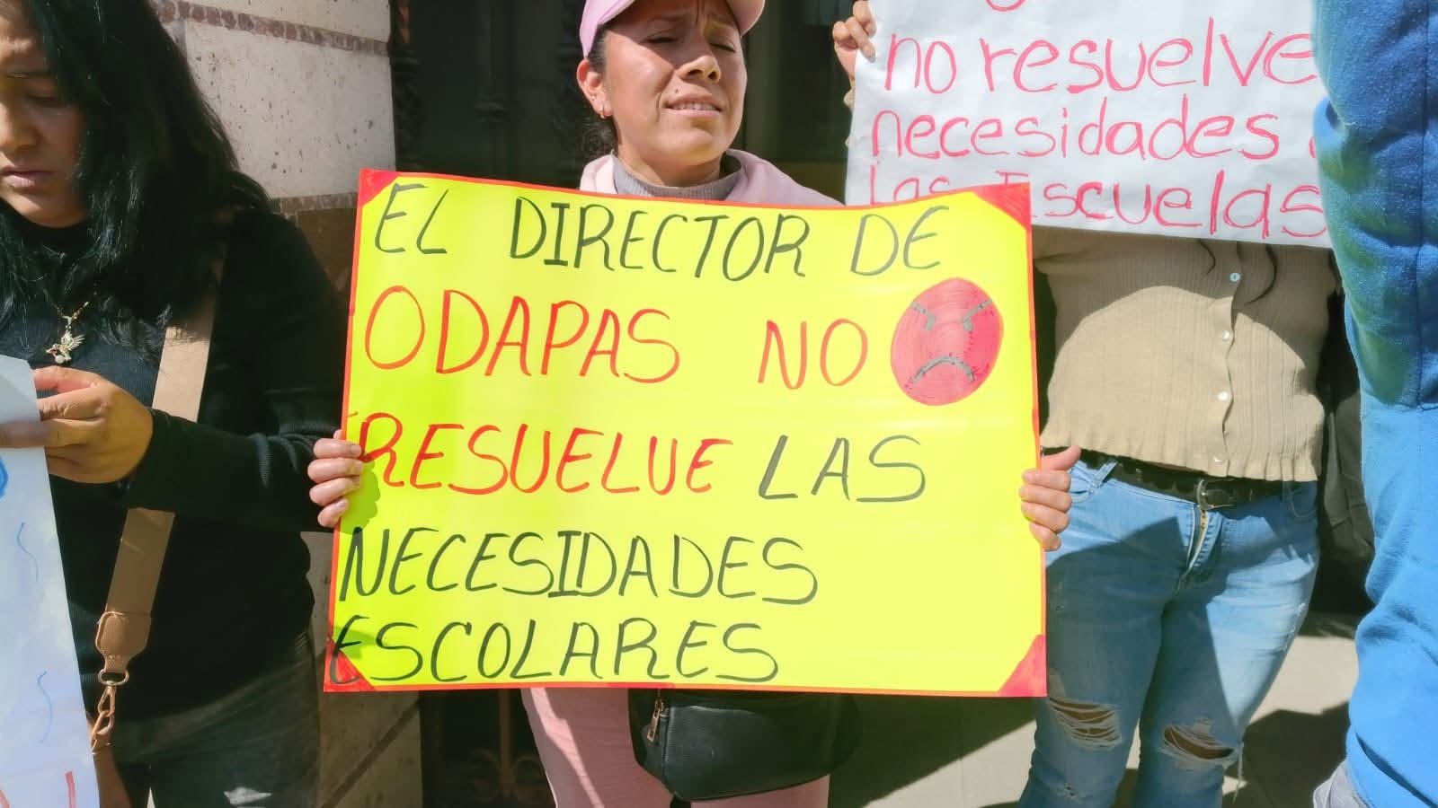 Padres protestan frente a OPDAPAS Ixtapaluca por falta de agua en primaria Tlacaélel