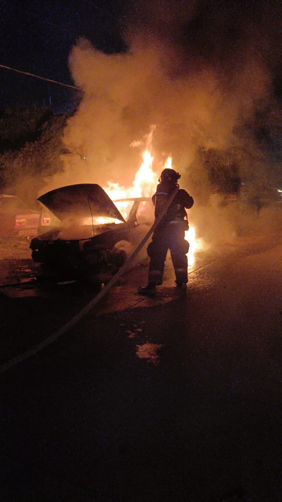 Atiende Heroico Cuerpo de Bomberos incendio vehicular en SM 240