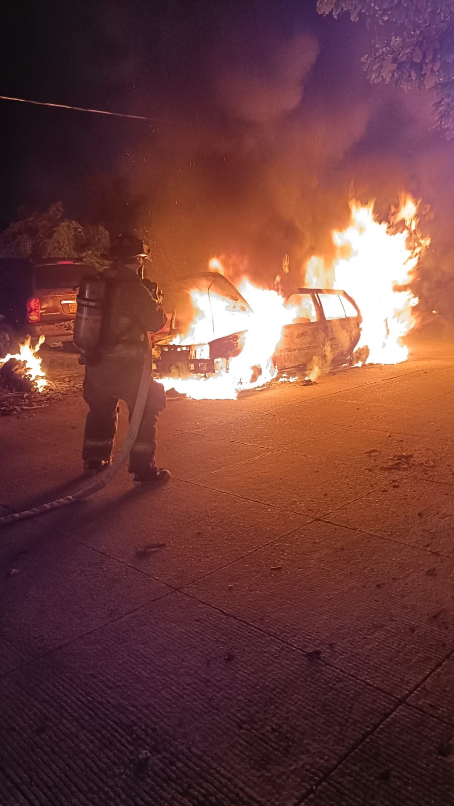 Atiende Heroico Cuerpo de Bomberos incendio vehicular en SM 240