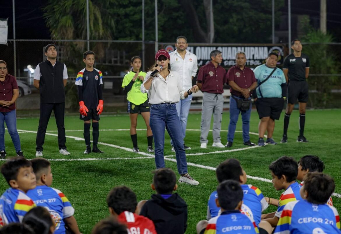 Impulsa Ana Paty Peralta desarrollo deportivo con inauguración de cancha de pasto sintético en la SM 217