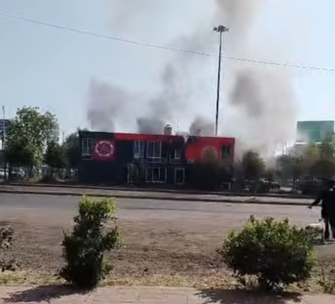 Explosión de pirotecnia provoca incendio en instalaciones de Protección Civil de Nezahualcóyotl