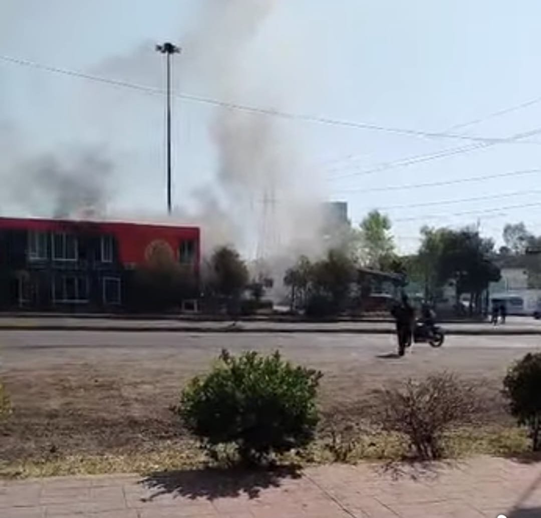 Explosión de pirotecnia provoca incendio en instalaciones de Protección Civil de Nezahualcóyotl