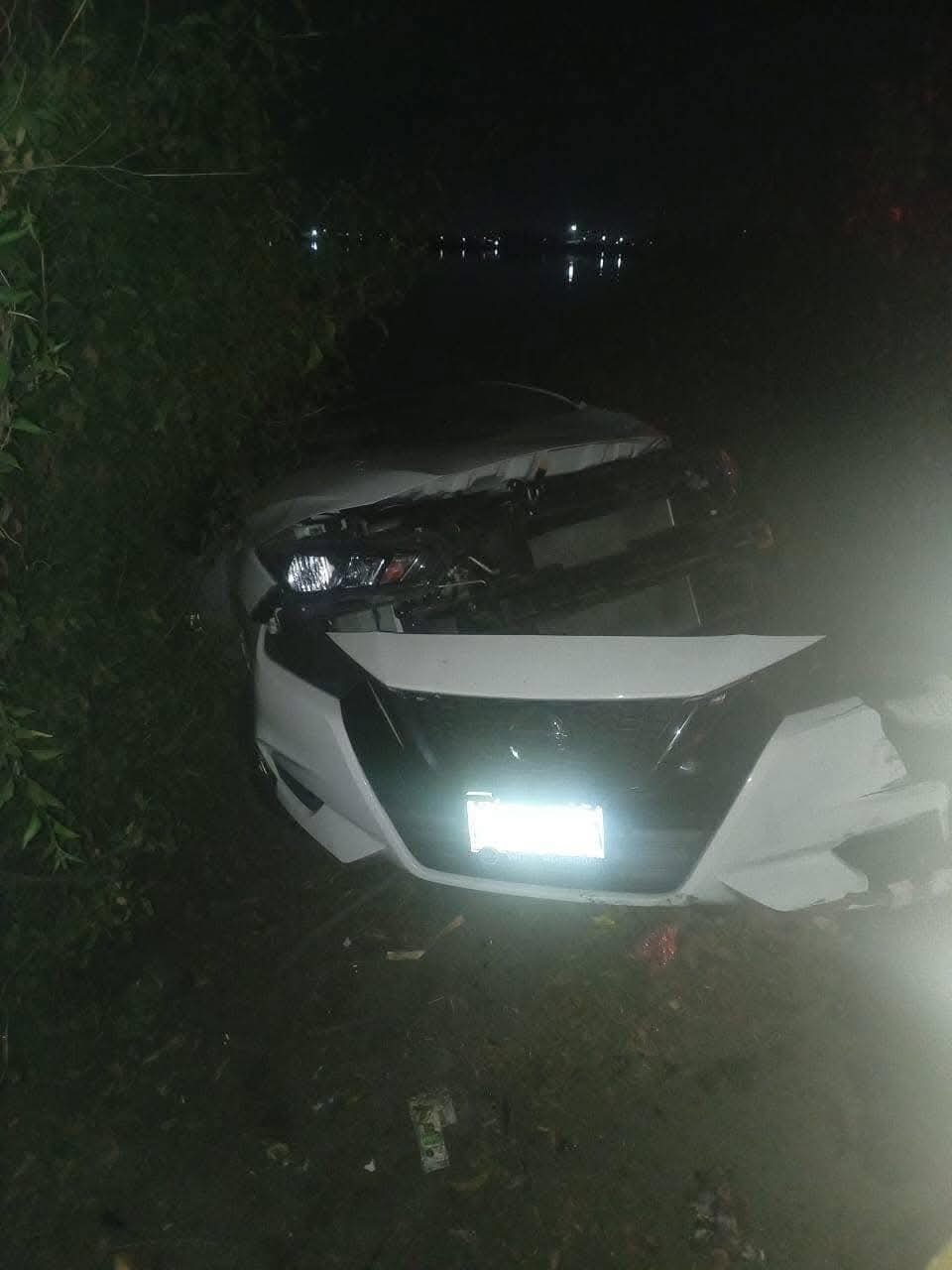 Vehículo cae a la laguna tras choque en la Chalco-Tláhuac