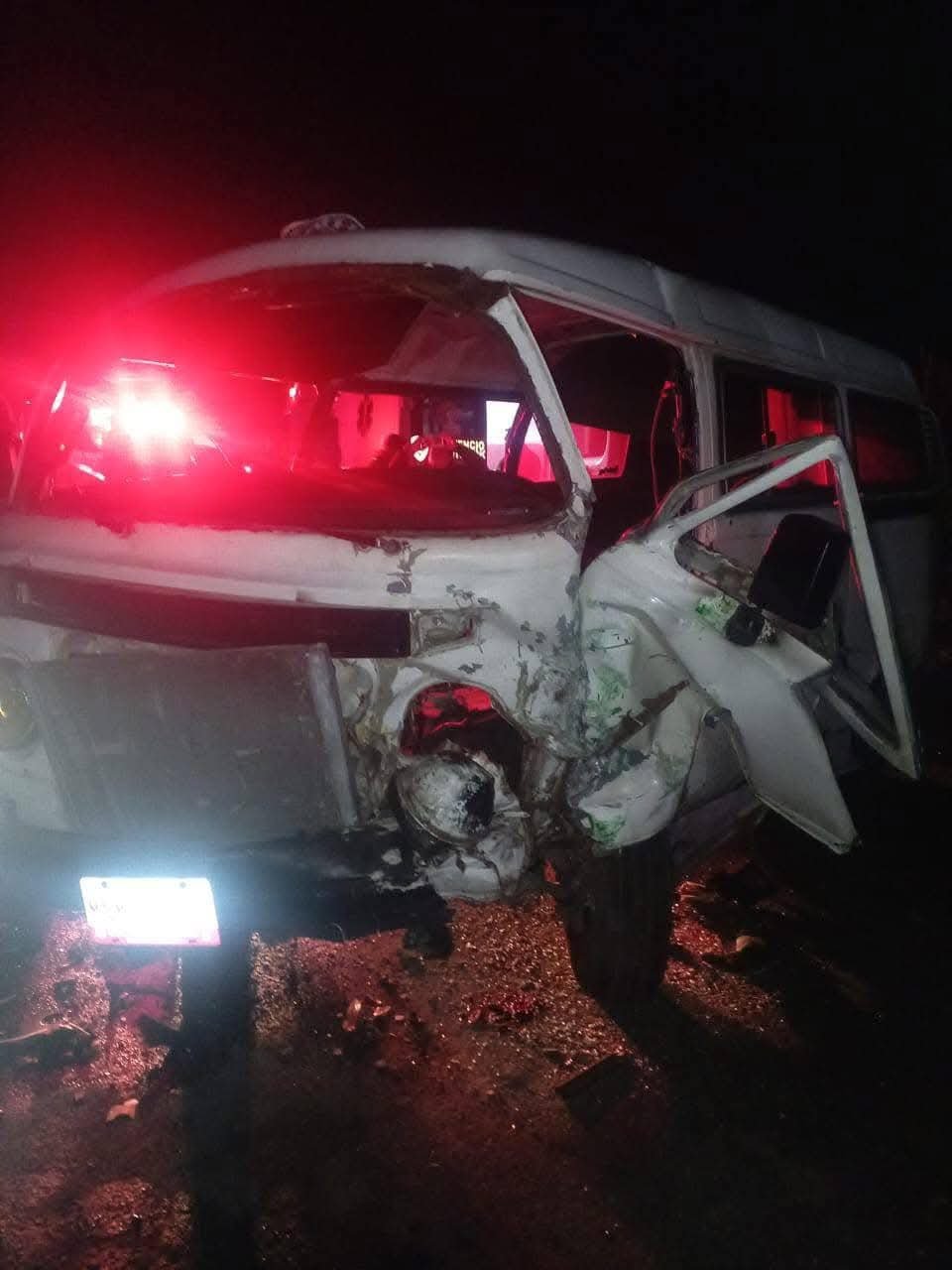 Vehículo cae a la laguna tras choque en la Chalco-Tláhuac