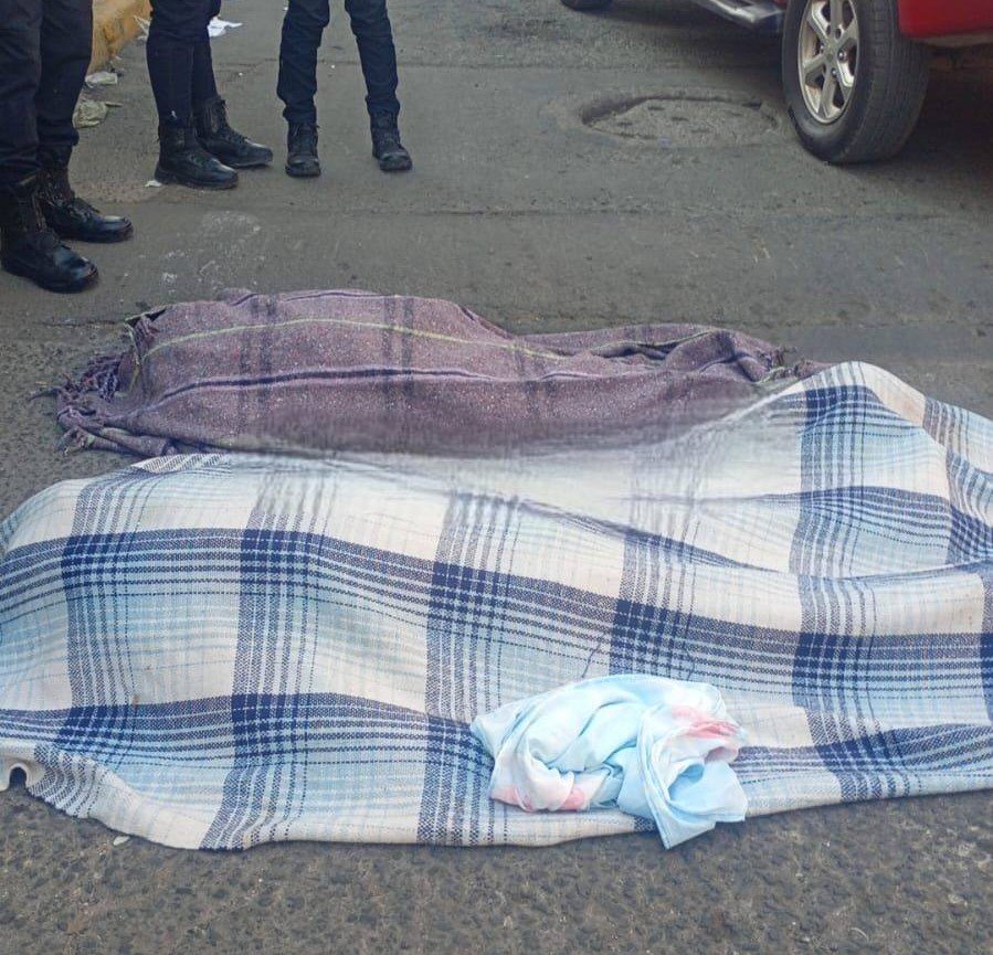 Camioneta se estrella contra vivienda en La Paz; hay dos muertos