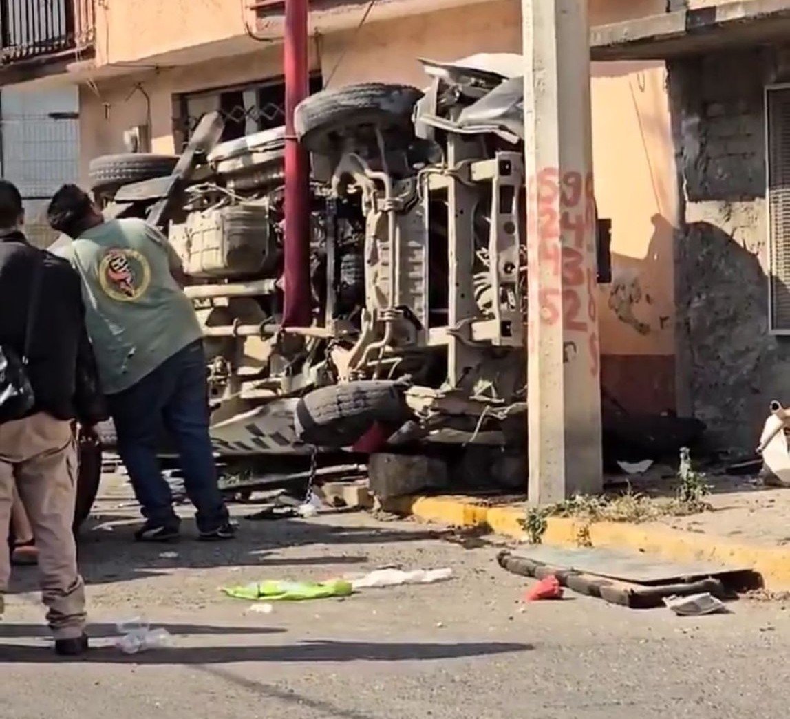 Camioneta se estrella contra vivienda en La Paz; hay dos muertos