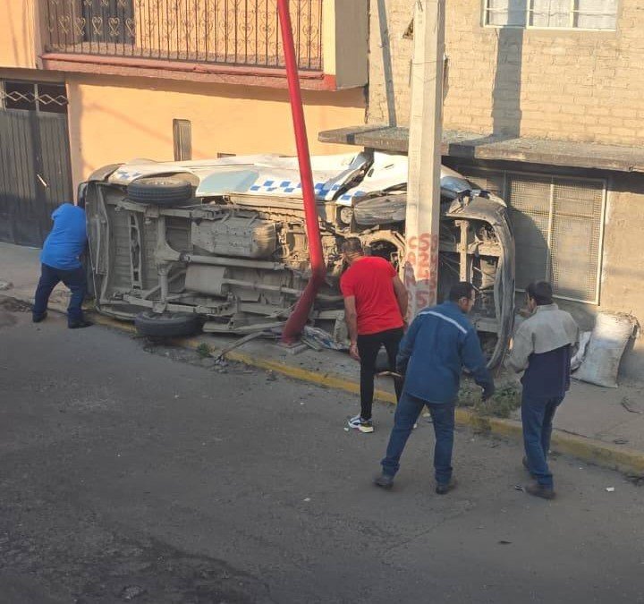 Camioneta se estrella contra vivienda en La Paz; hay dos muertos