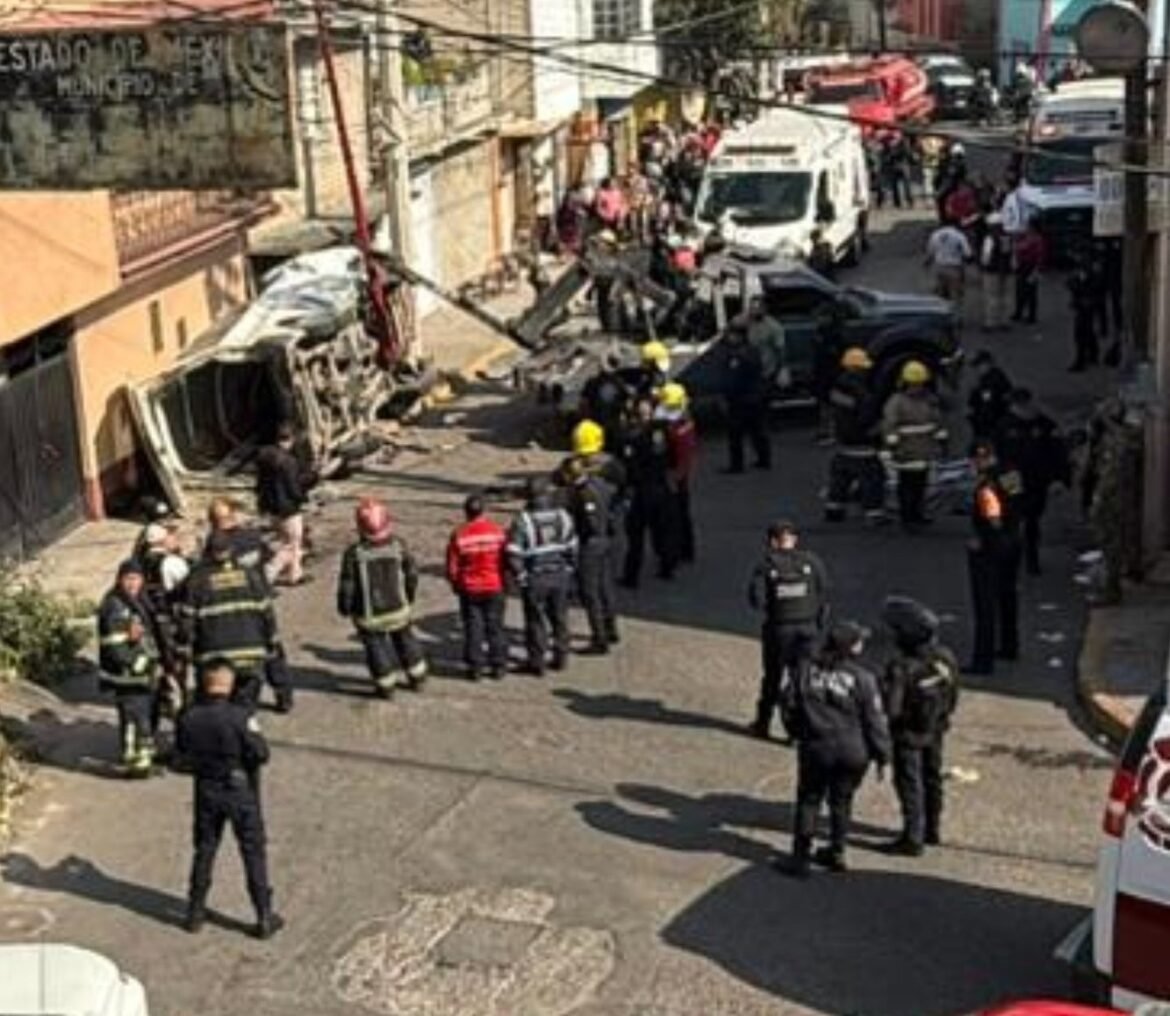 Camioneta se estrella contra vivienda en La Paz; hay dos muertos