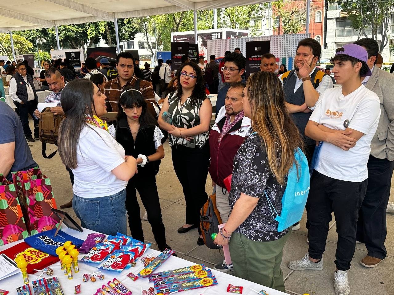 Alcaldía Cuauhtémoc realiza Feria del Empleo Incluyente "Chambaverso" en el Monumento a la Madre