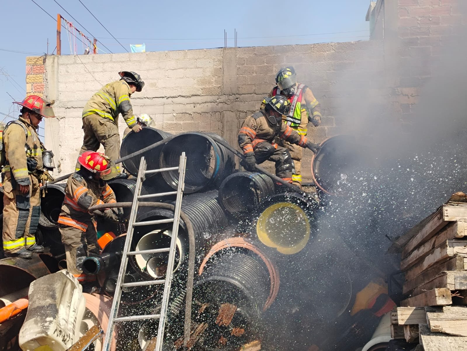 Incendio en bodega de materiales moviliza a cuerpos de emergencia en Ejidos de San Cristóbal