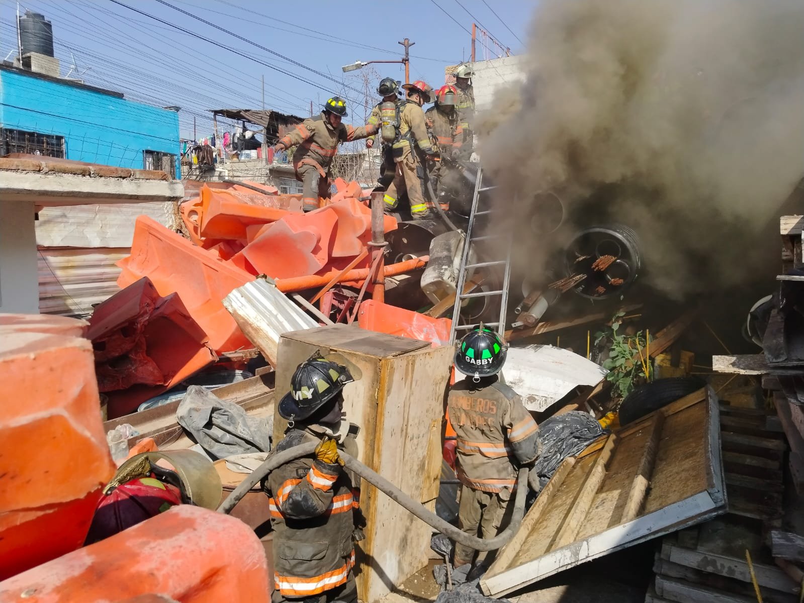 Incendio en bodega de materiales moviliza a cuerpos de emergencia en Ejidos de San Cristóbal