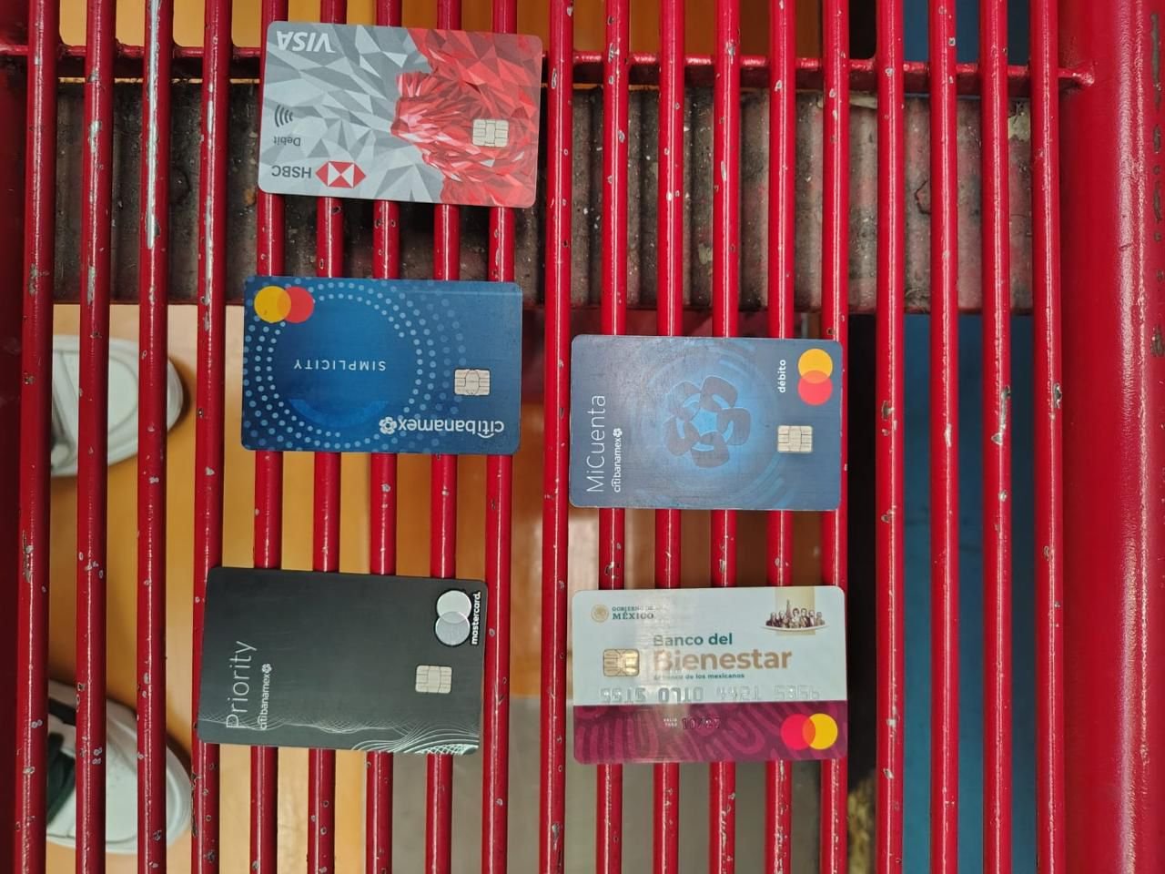 Detienen a banda de desplazadoras de tarjetas en Ecatepec