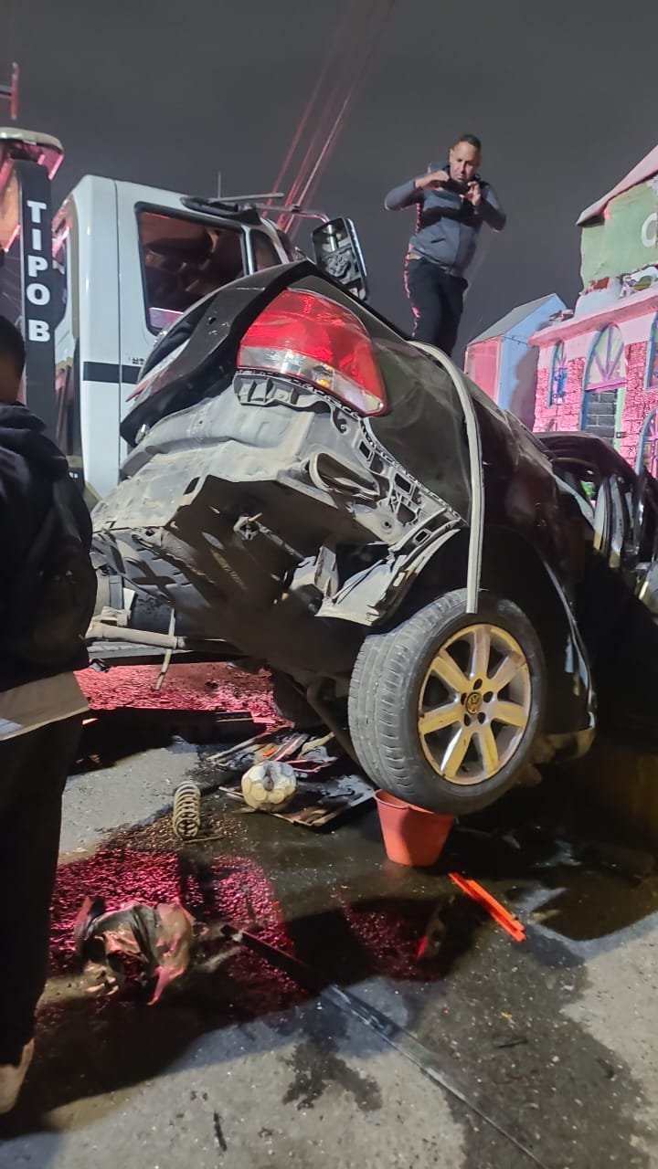 Choque entre grúa y auto deja dos lesionados en Xalostoc