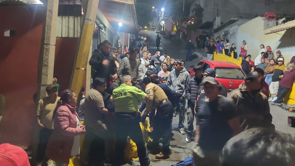 Choque entre grúa y auto deja dos lesionados en Xalostoc