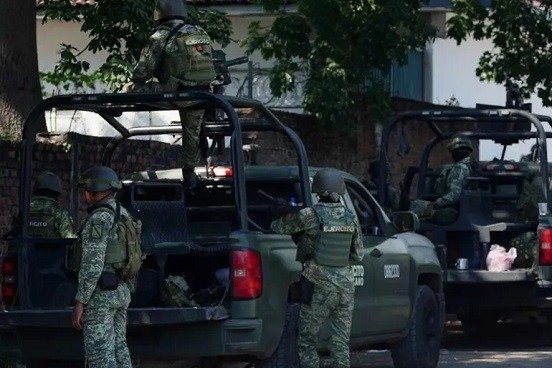 Defensa asegura 52 kilos de explosivo en Michoacán