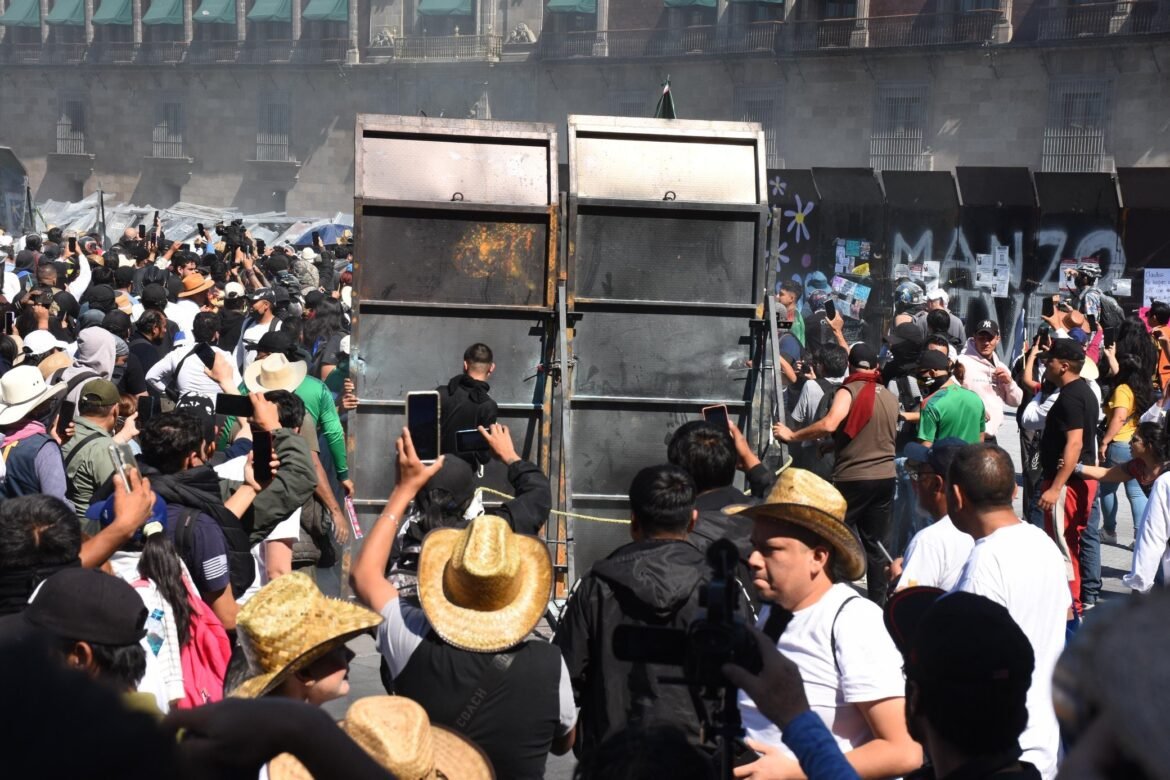 Contiene gobierno capitalino a bloque negro durante marcha en la CDMX