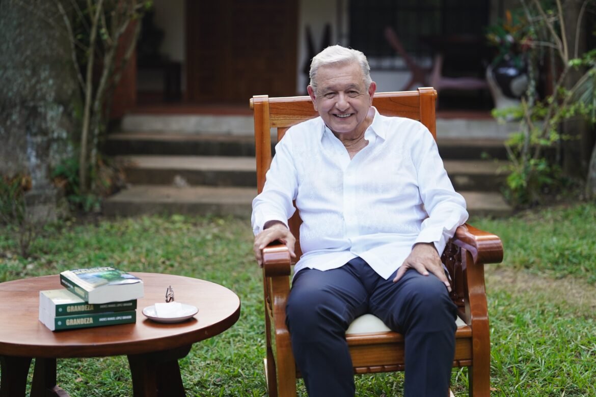 Presenta López Obrador su nuevo libro ‘Grandeza’