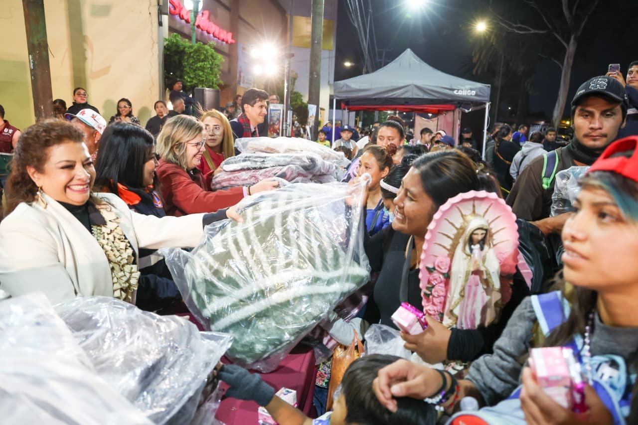 Con cobijas y alimentos calientes, Clara Brugada da la bienvenida a millones de peregrinos a la CDMX