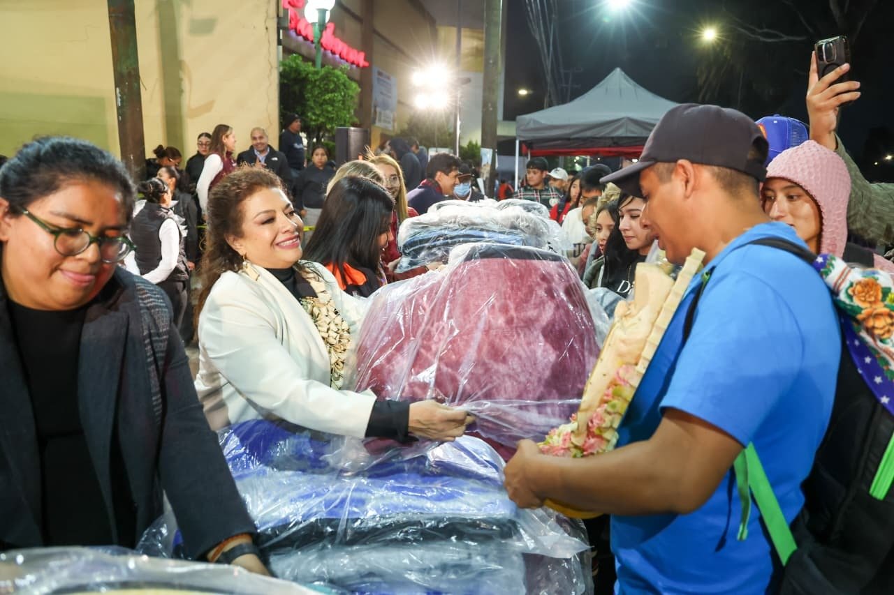 Con cobijas y alimentos calientes, Clara Brugada da la bienvenida a millones de peregrinos a la CDMX