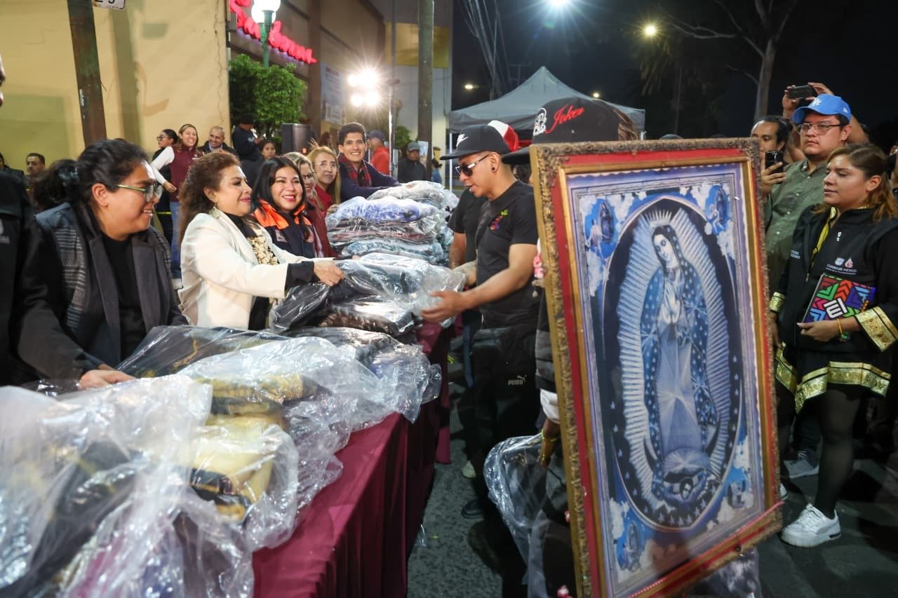 Con cobijas y alimentos calientes, Clara Brugada da la bienvenida a millones de peregrinos a la CDMX