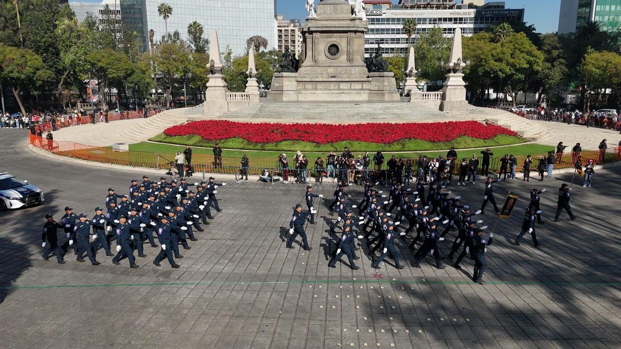 Encabeza Clara Brugada desfile por el Día del Policía