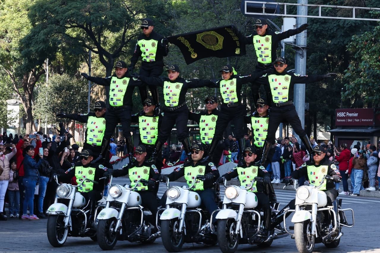 Encabeza Clara Brugada desfile por el Día del Policía