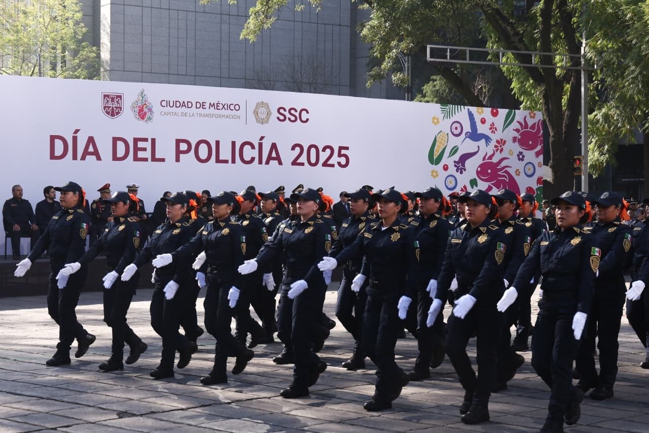 Encabeza Clara Brugada desfile por el Día del Policía