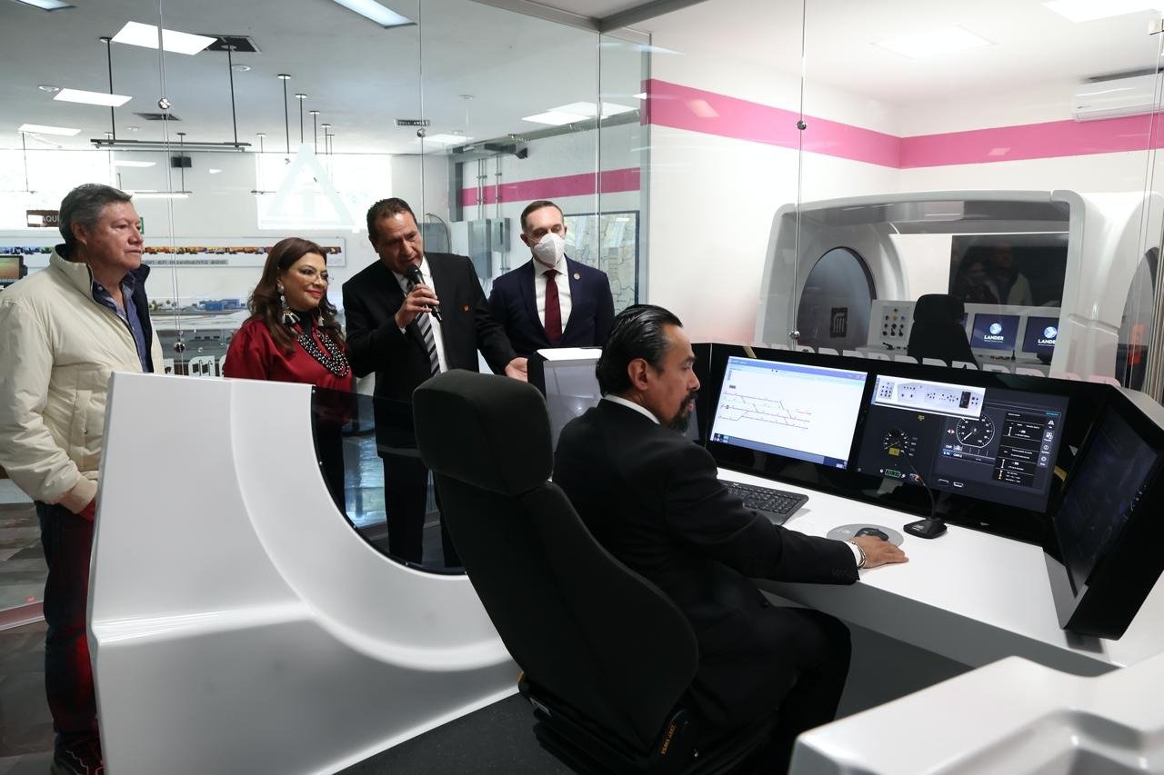 Clara Brugada entrega simuladores de operación para trabajadores de la Línea 1 del Metro