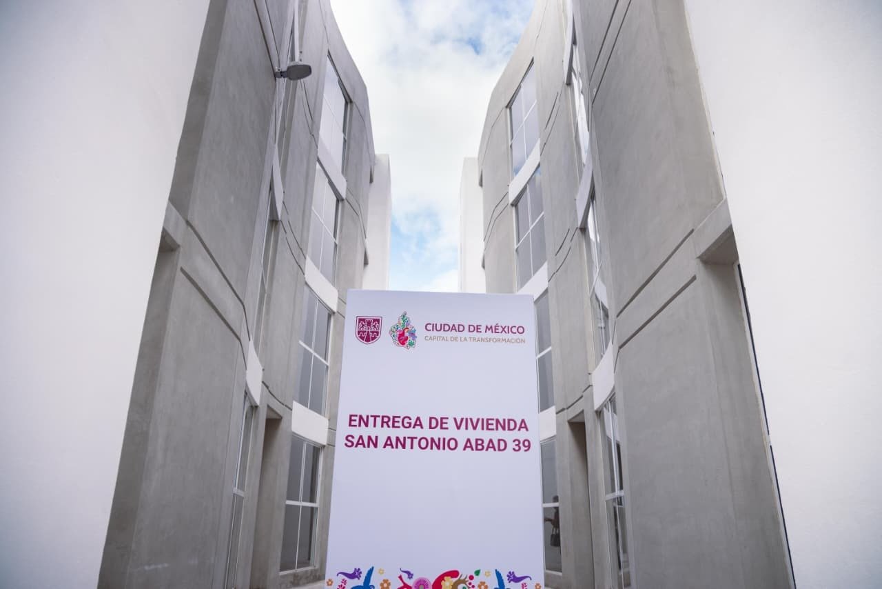 Entrega Clara Brugada 81 viviendas reconstruidas a familias damnificadas por el sismo de 2017