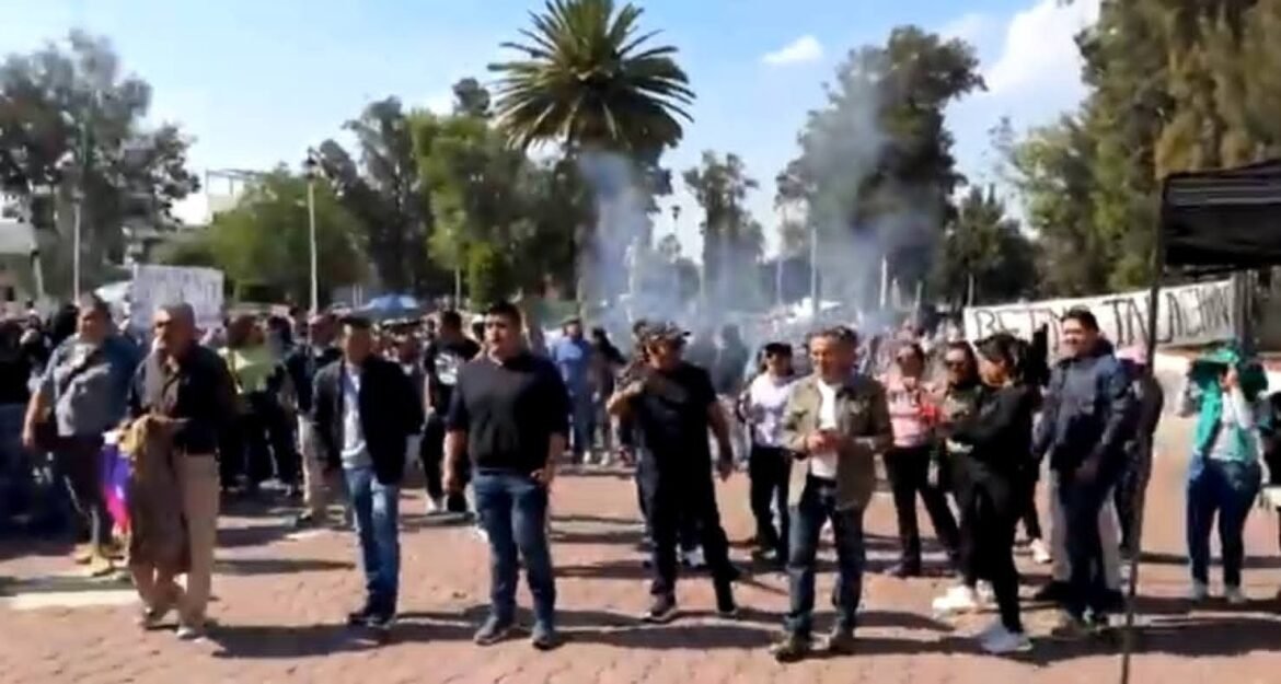 Trabajadores montan plantón en el Palacio Municipal de Tecámac por presuntos despidos injustificados