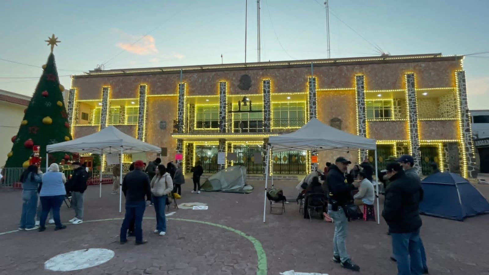 Trabajadores montan plantón en el Palacio Municipal de Tecámac por presuntos despidos injustificados