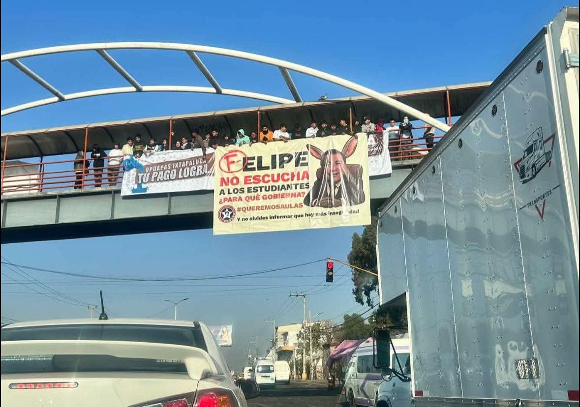 Estudiantes de la FNERRR colocan vinilonas para exigir mejoras educativas