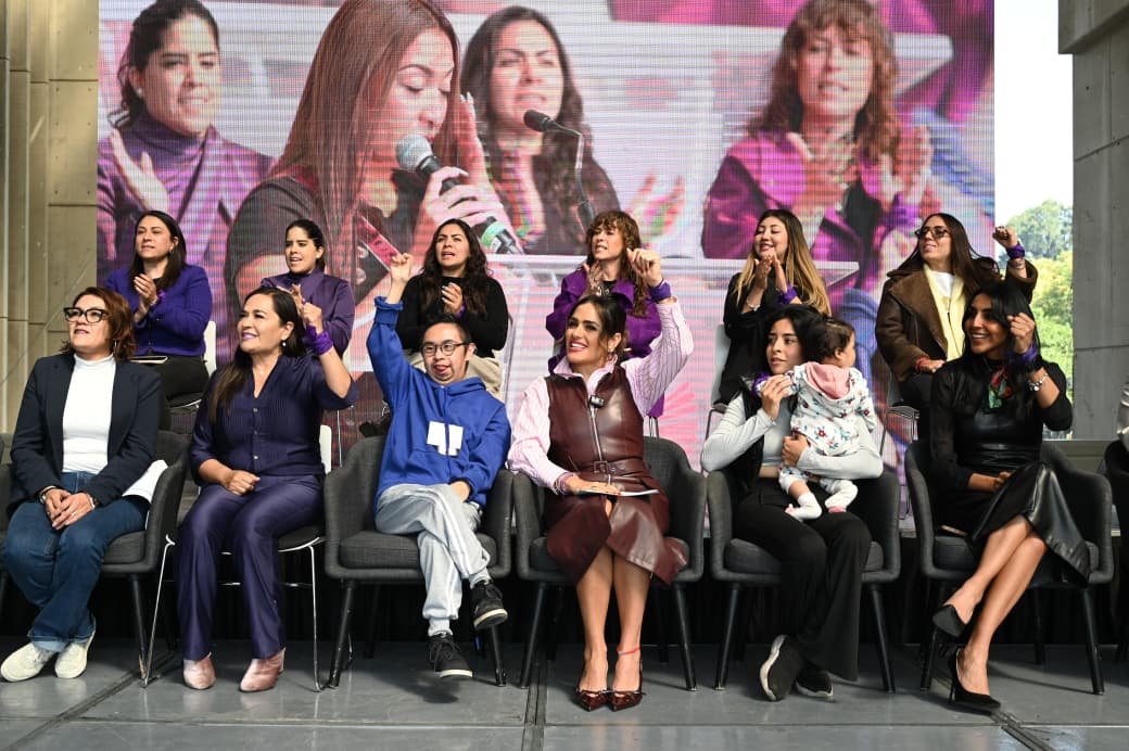 Ale Rojo de la Vega entrega apoyos de programas sociales a más de mil 100 mujeres