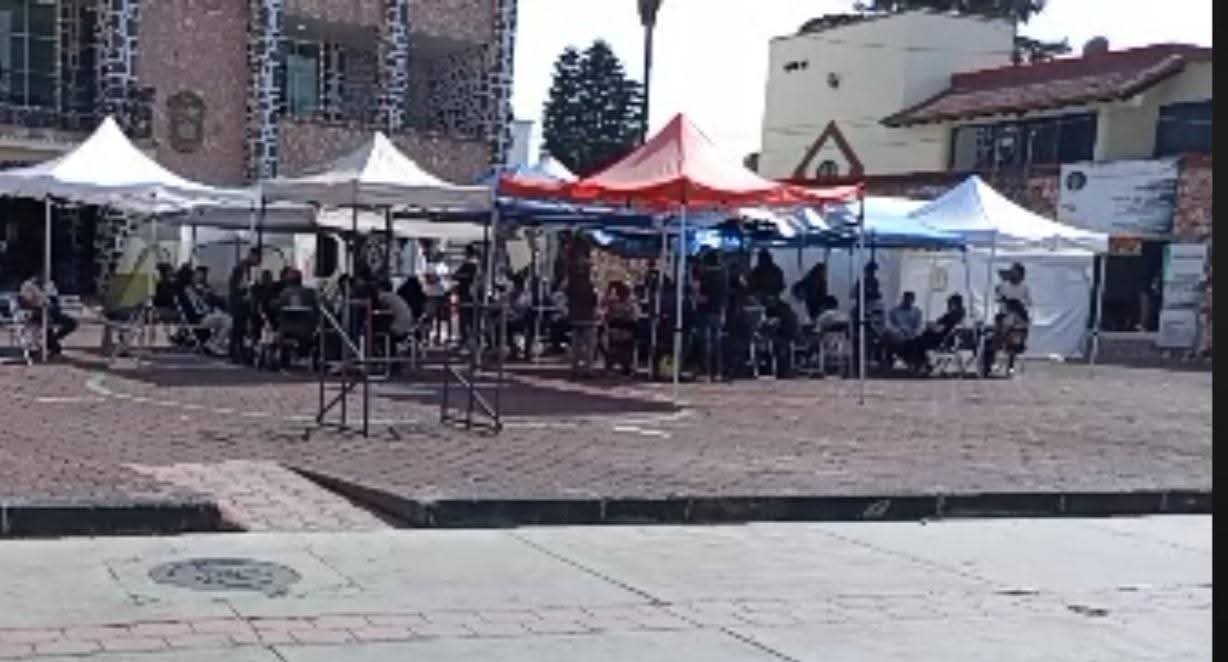 Vínculos familiares y políticos rodean plantón en Tecámac