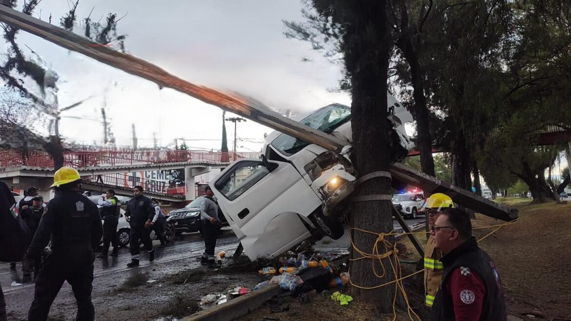 Camioneta se incrusta en un poste y termina contra un árbol en la México-Pachuca