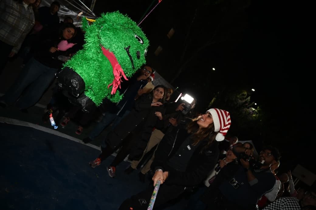 Vecinas y vecinos celebran con Ale Rojo de la Vega posada "Navidad en tus Manos"