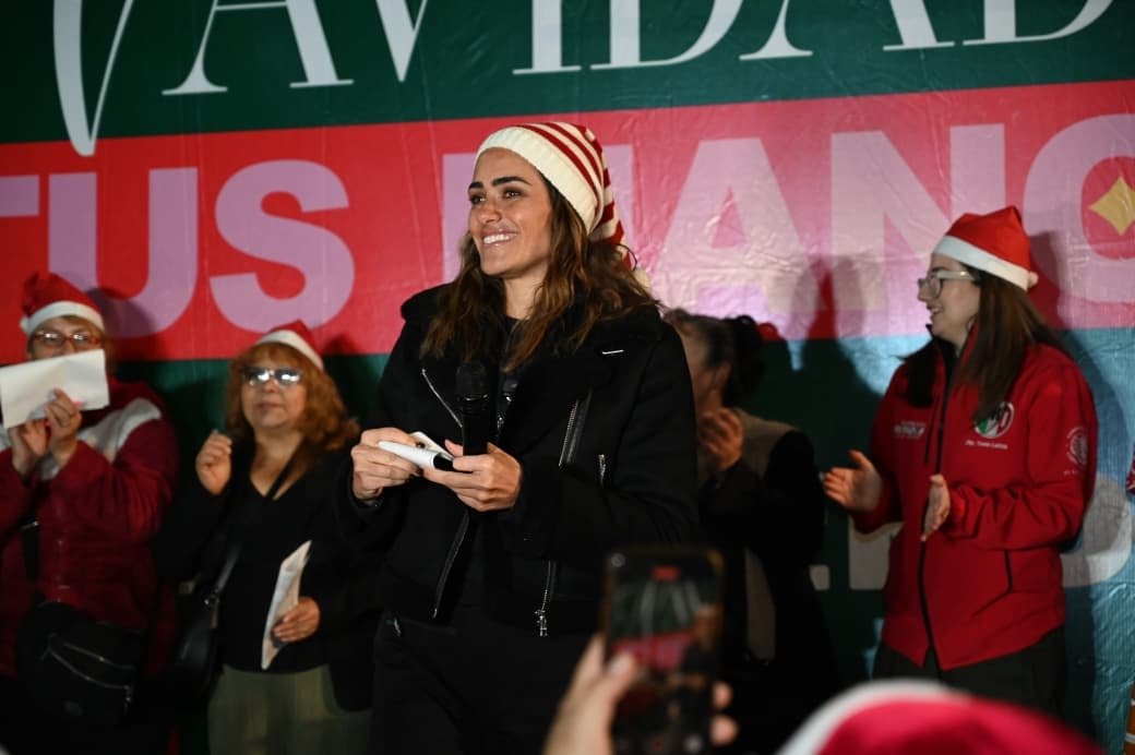 Vecinas y vecinos celebran con Ale Rojo de la Vega posada "Navidad en tus Manos"