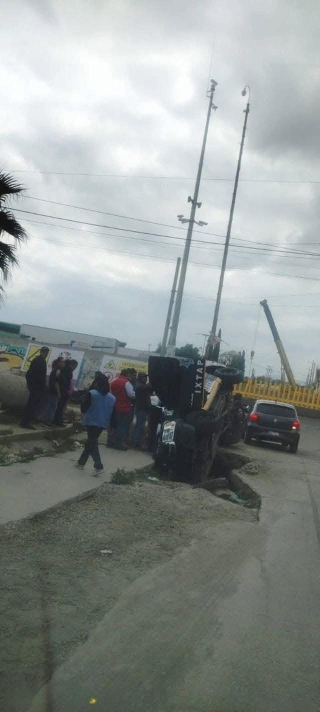 Volcadura de patrulla municipal evidencia riesgo por obra inconclusa y retraso prolongado en Ixtapaluca