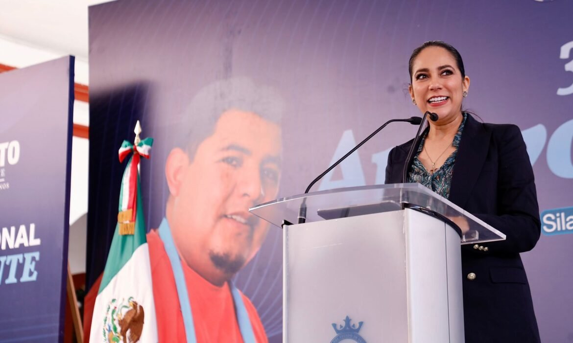 Entrega gobernadora Libia Dennise apoyos económicos para personas migrantes de Guanajuato