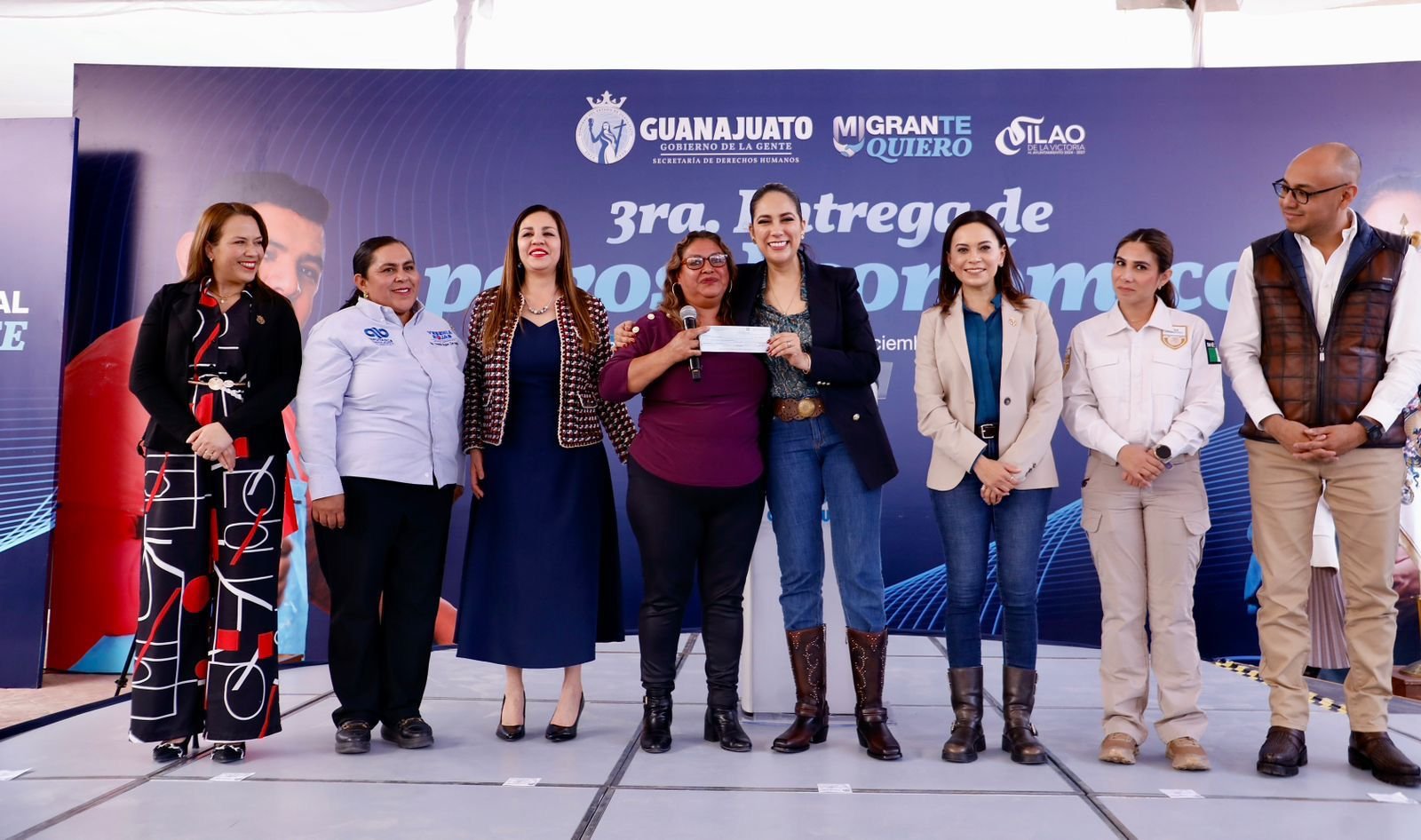 Entrega gobernadora Libia Dennise apoyos económicos para personas migrantes de Guanajuato