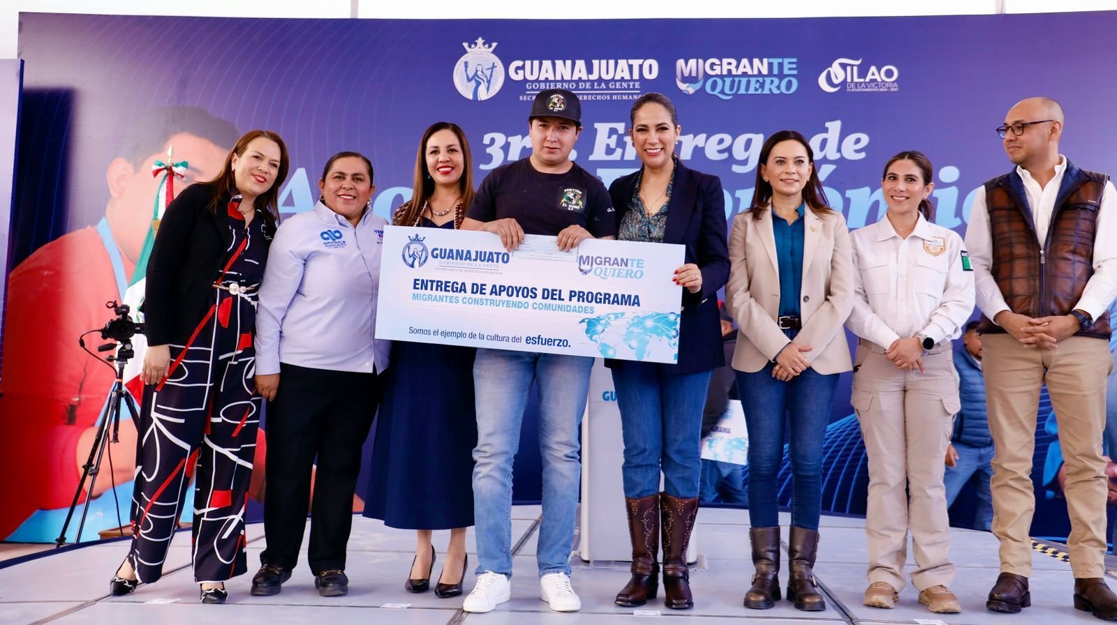 Entrega gobernadora Libia Dennise apoyos económicos para personas migrantes de Guanajuato