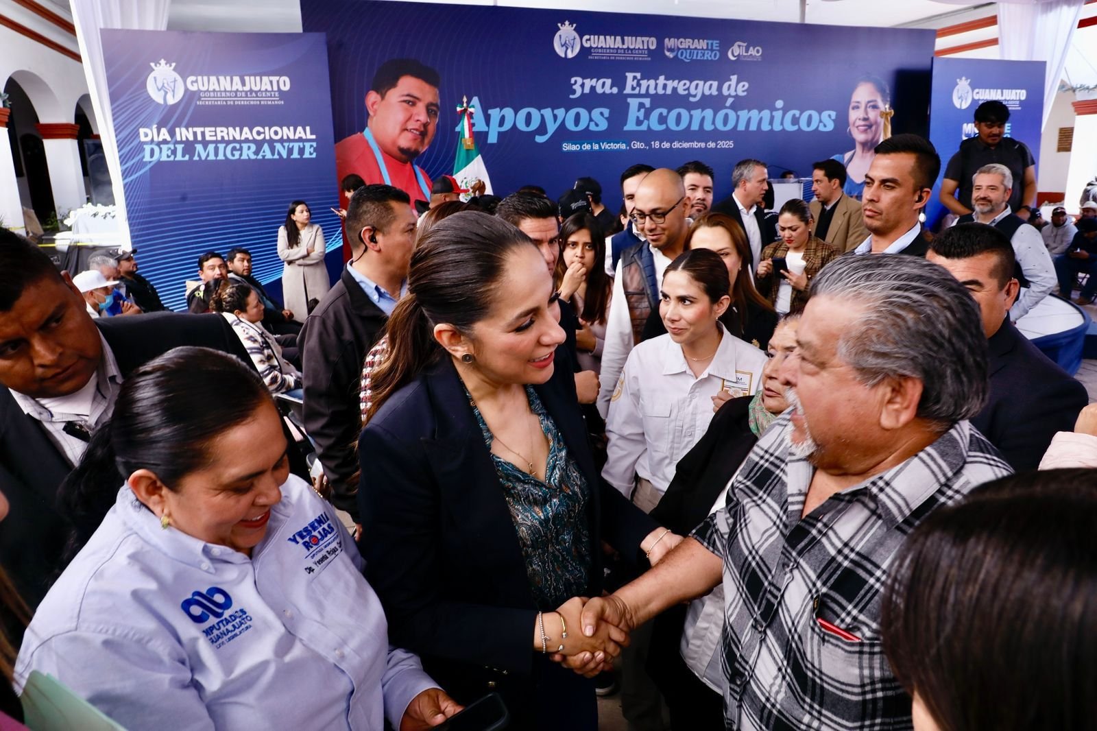 Entrega gobernadora Libia Dennise apoyos económicos para personas migrantes de Guanajuato