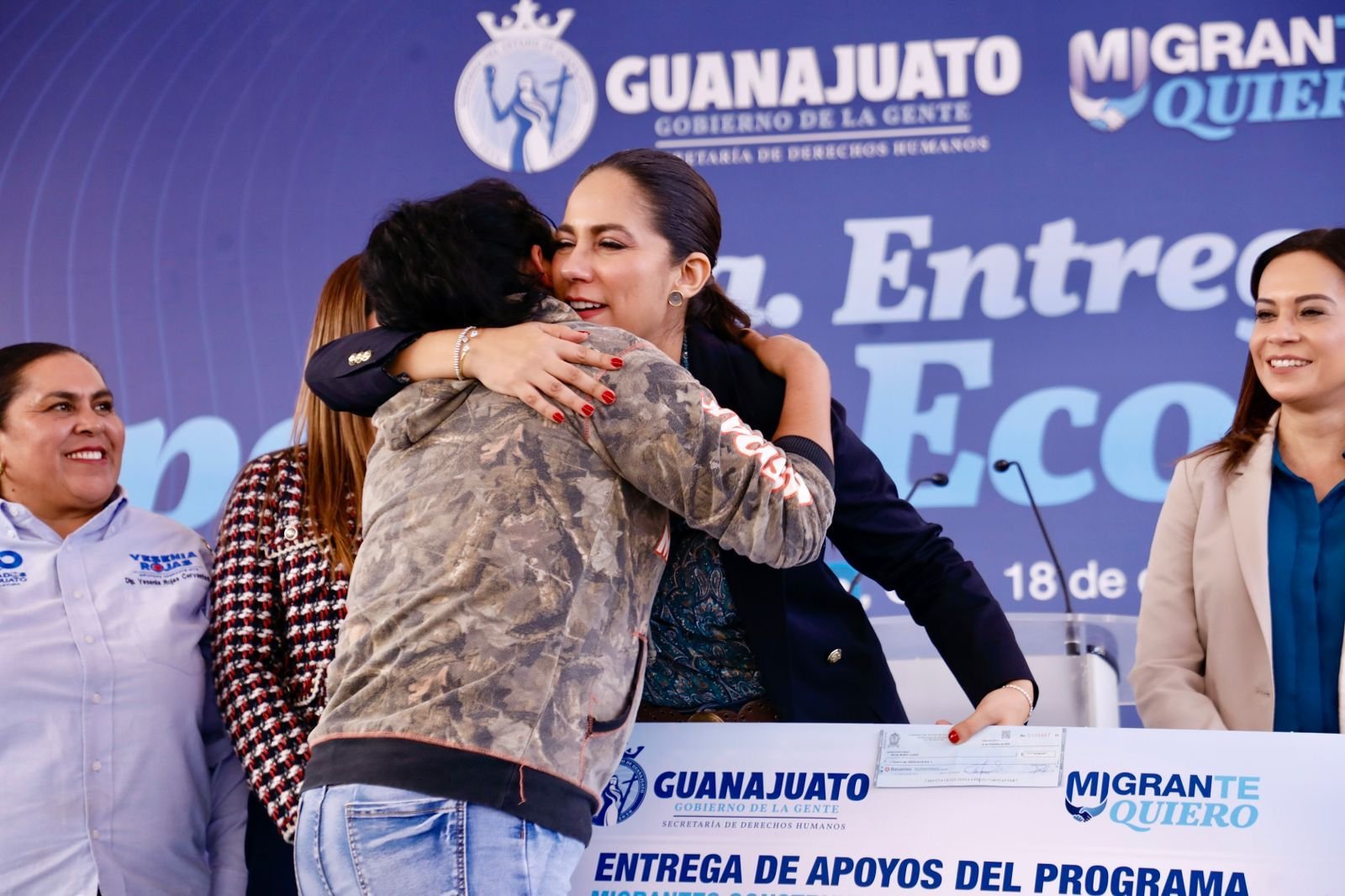 Entrega gobernadora Libia Dennise apoyos económicos para personas migrantes de Guanajuato