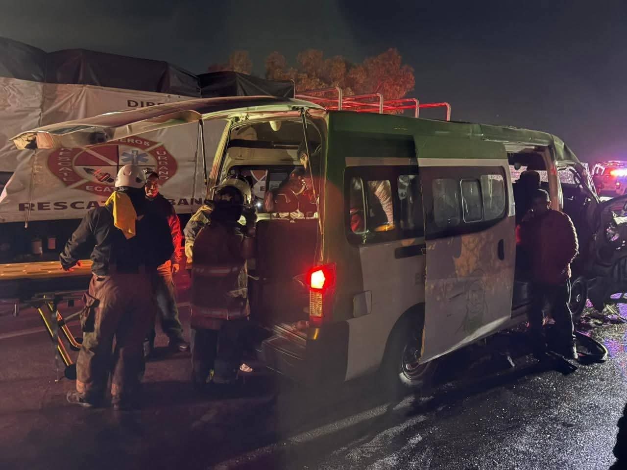 Choque de combi paraliza la Lechería–Texcoco; rescatan a dos personas atrapadas