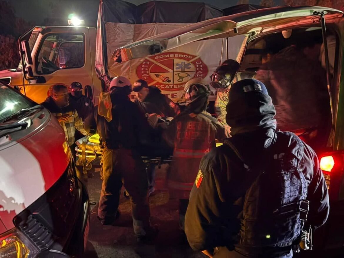 Choque de combi paraliza la Lechería–Texcoco; rescatan a dos personas atrapadas