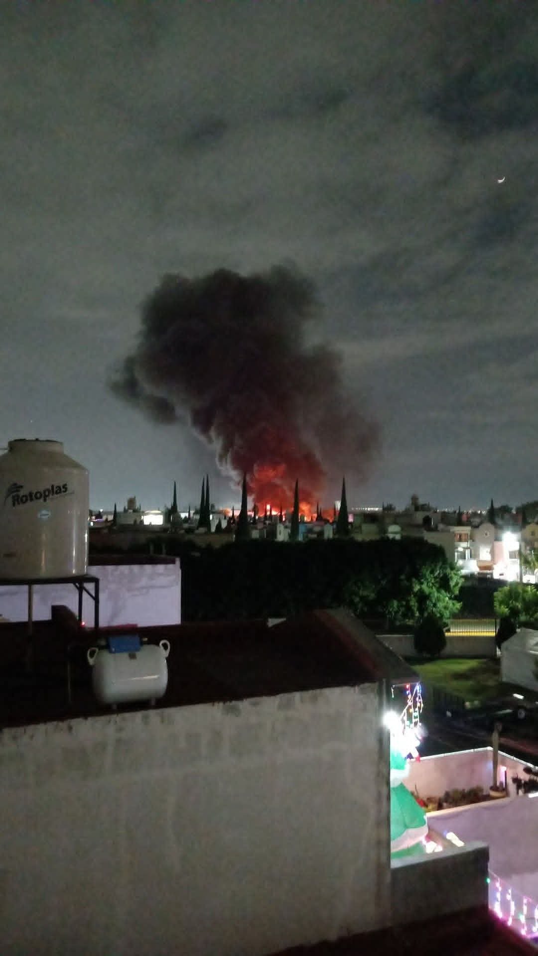 Fuerte incendio moviliza a cuerpos de emergencia en Hacienda del Jardín, Tultepec