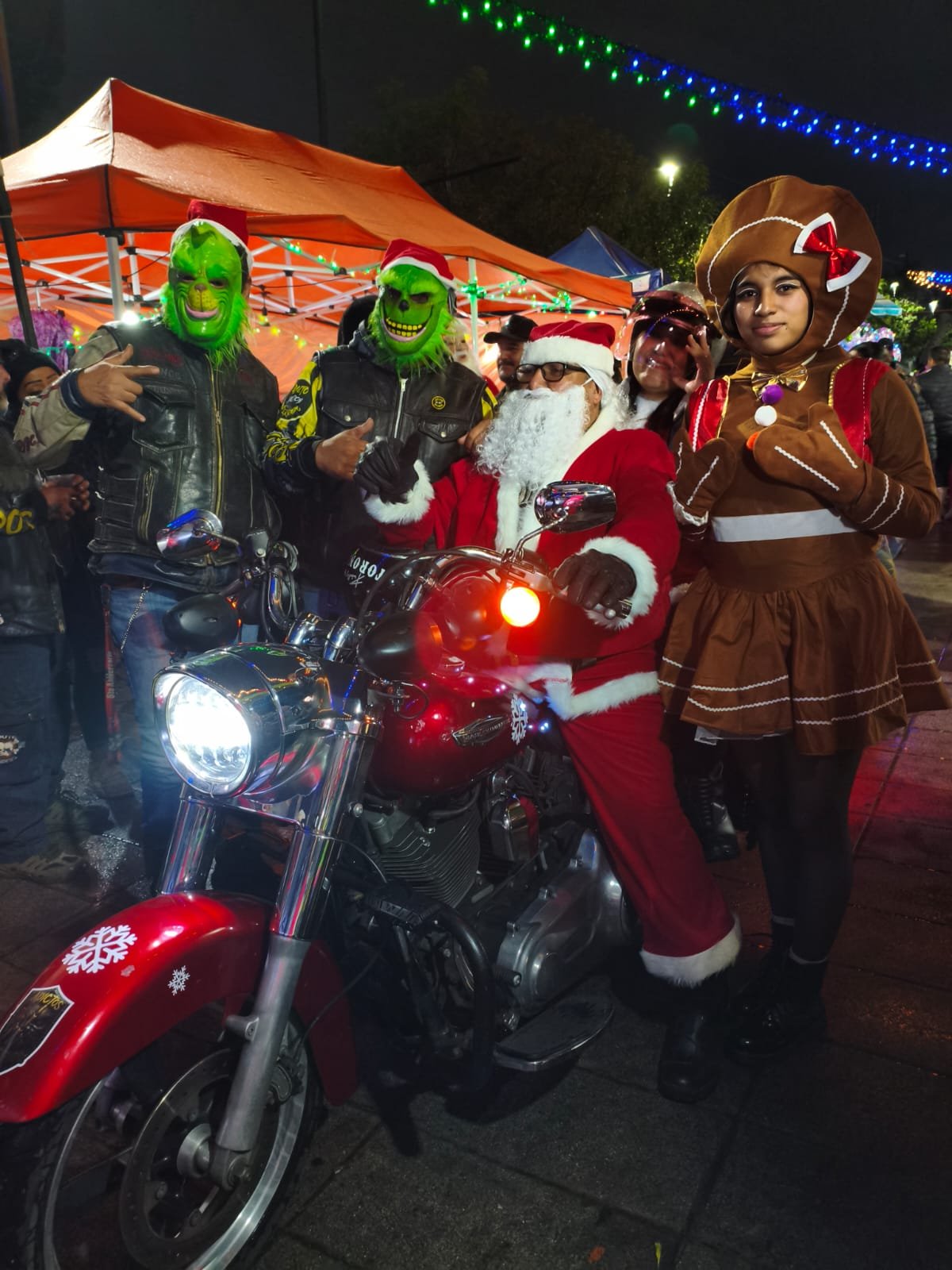 Motociclistas se convierten en Santa y regalan juguetes en caravana navideña en Nezahualcóyotl