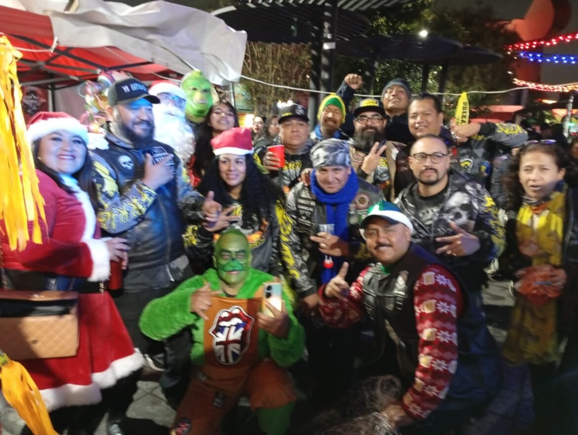 Motociclistas se convierten en Santa y regalan juguetes en caravana navideña en Nezahualcóyotl