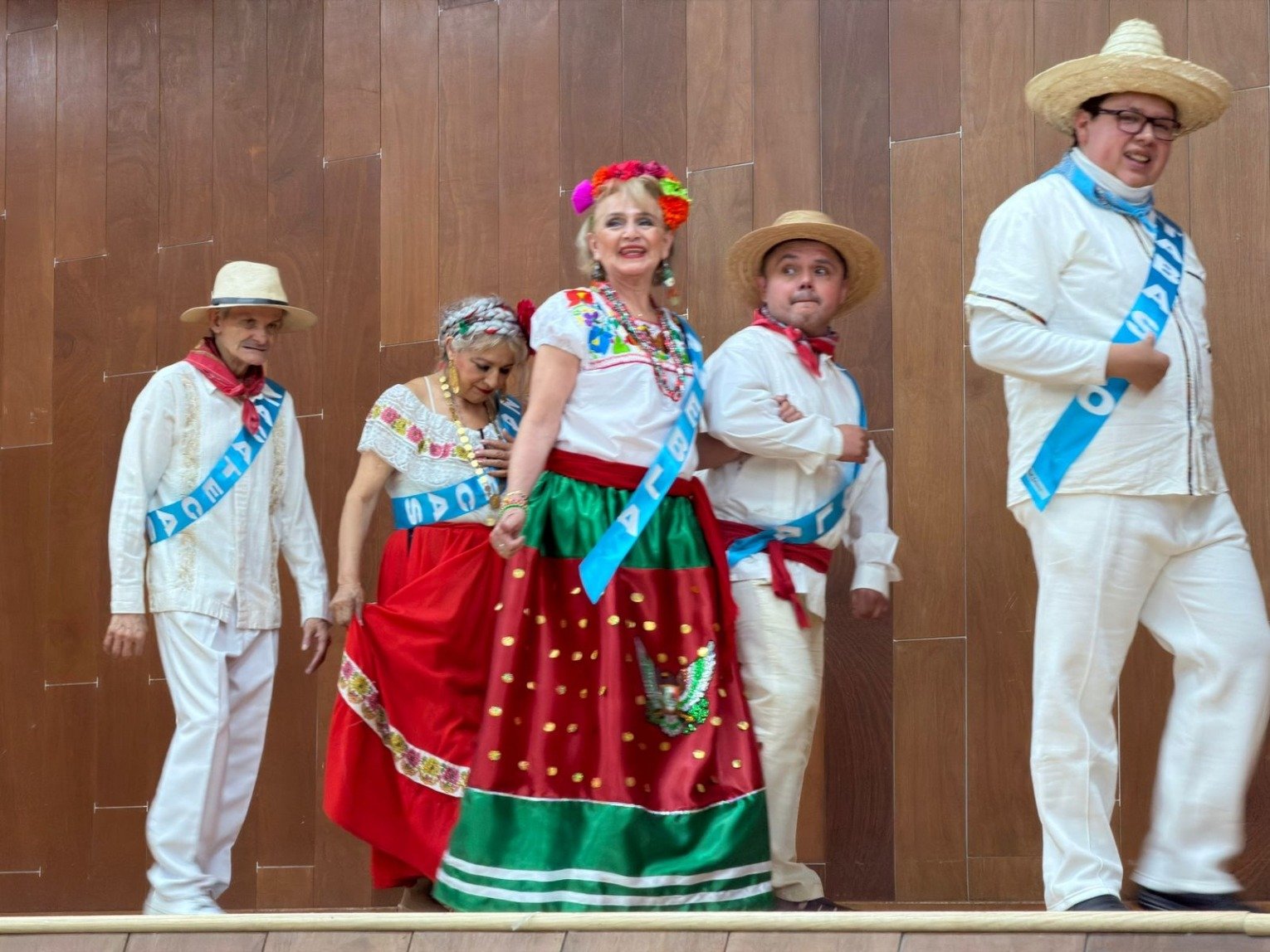 Centro Mina presenta pasarela de trajes típicos mexicanos
