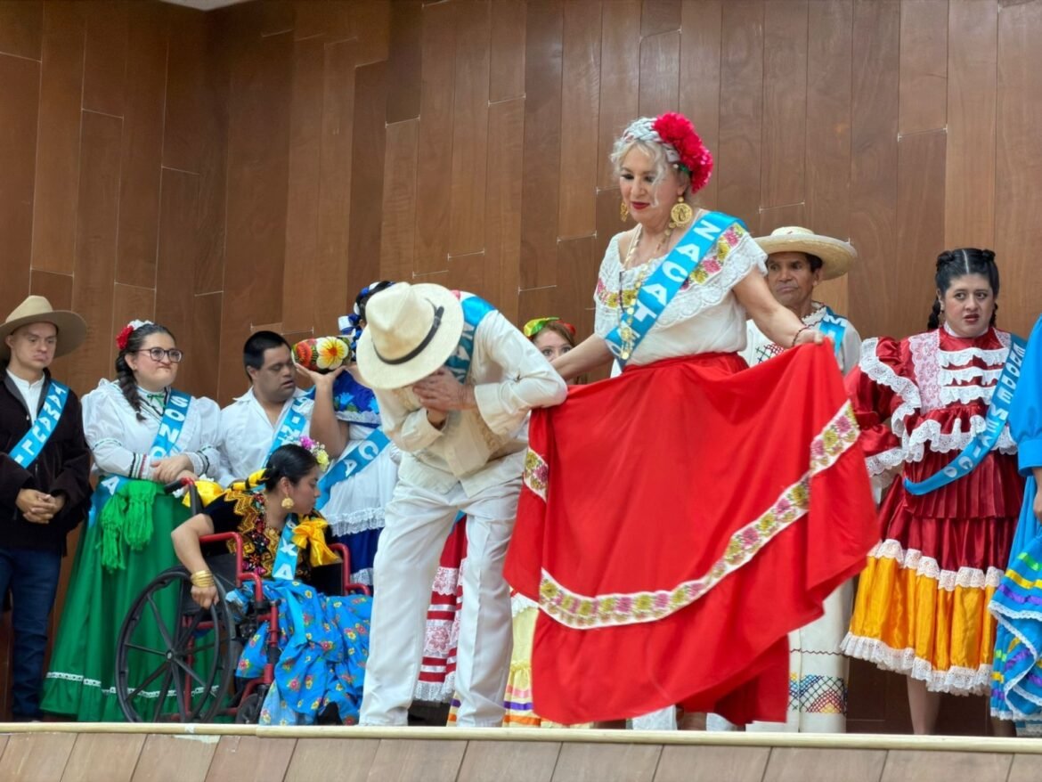 Centro Mina presenta pasarela de trajes típicos mexicanos